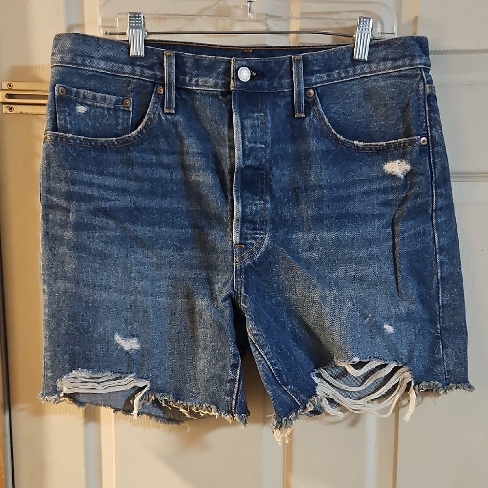 LEVIS 501 DISTRESSED DENIM SHORTS: NEW WITHOUT TAGS: SIZE 33